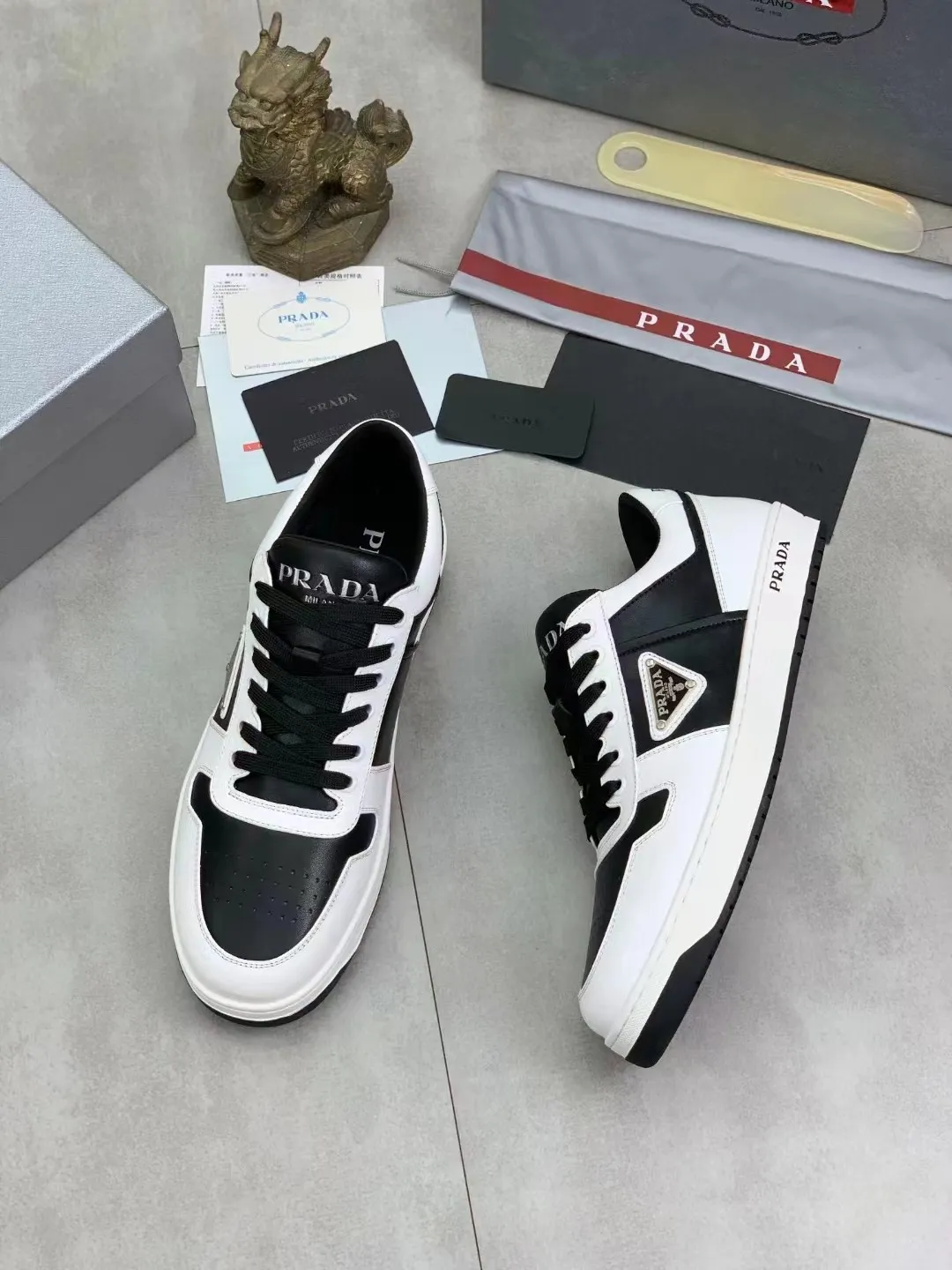 P380 Yuan 38-45 Prada Prada’s new men’s leather sports shoes, the highest version on the market, any comparison is welcome🆚! The original leather has excellent texture and is super high-end! Fetal sheep net lining imported from Italy, removable pad! Luxurious materials and fine workmanship, highly recommended!
